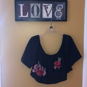 Flower embroidered black crop top 🌺